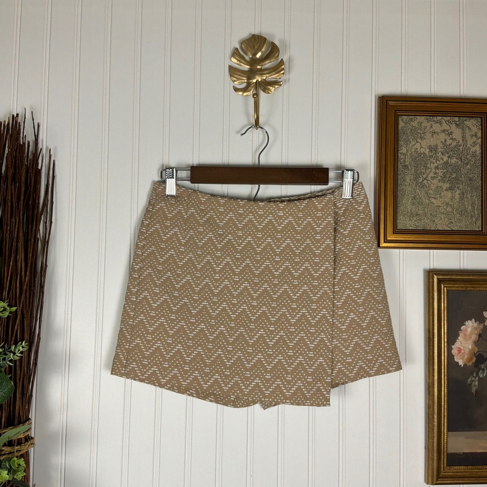 1.STATE Skort Womens Size 0 Tan White Excellent Chevron Wrap Front